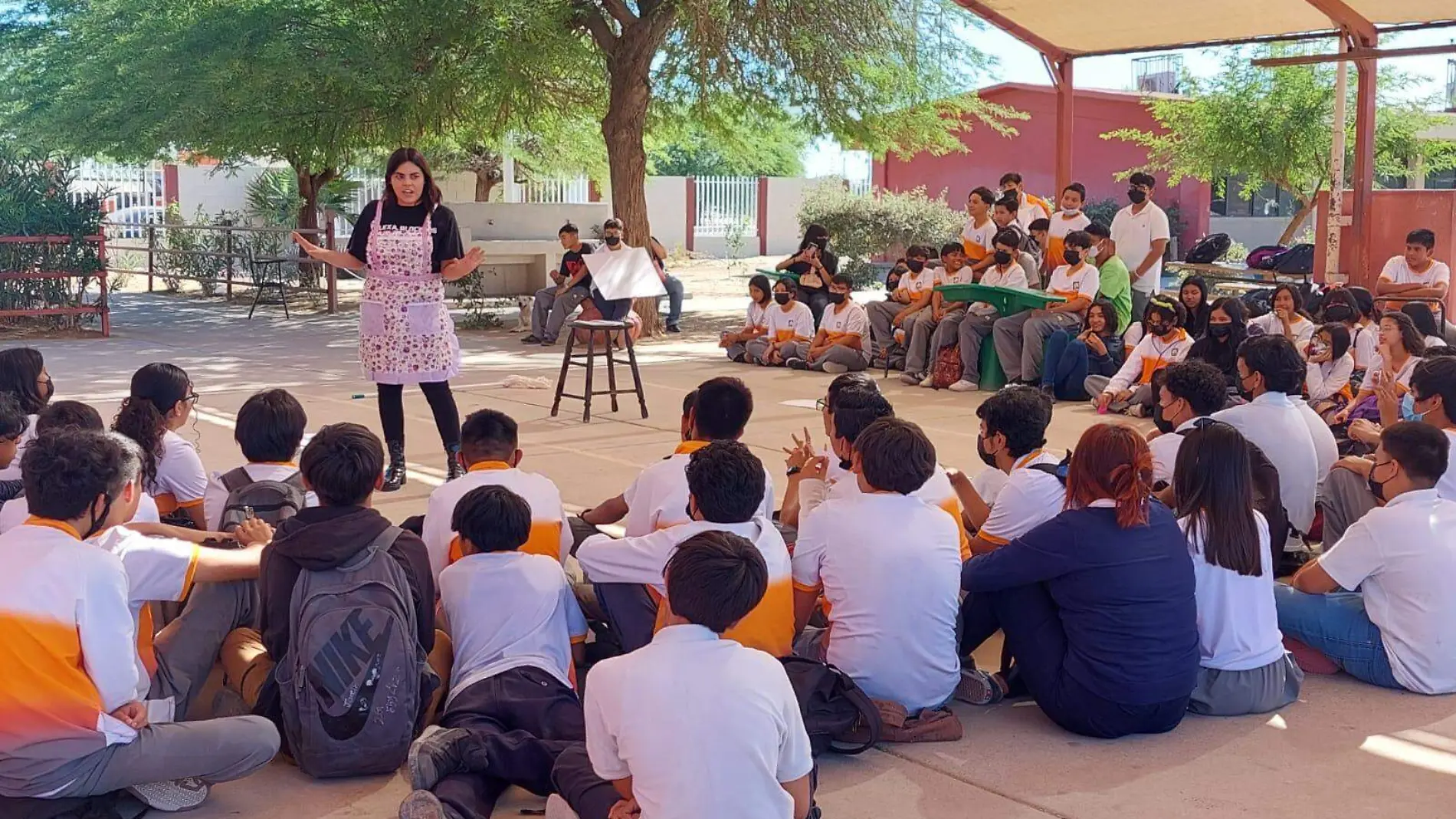 La actriz Laisha Centeno actúa en la obra de teatro La huelga